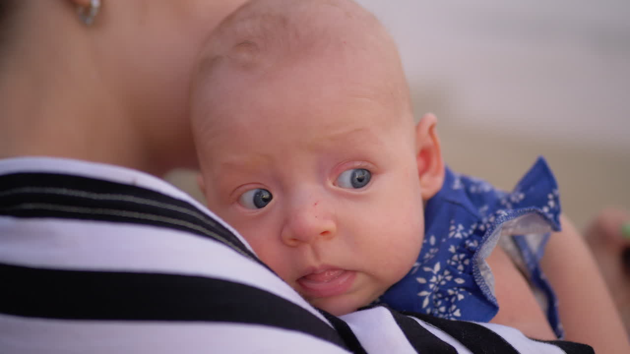 엄마 와 아기 가 드폰 으로 비디오 통화 를 받고 있다