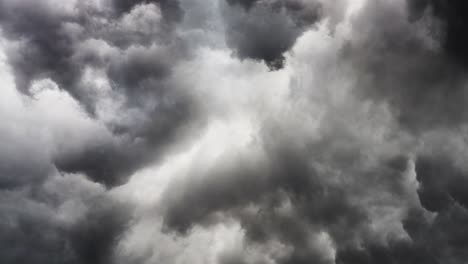 relámpagos y truenos dentro de las nubes espesas y oscuras
