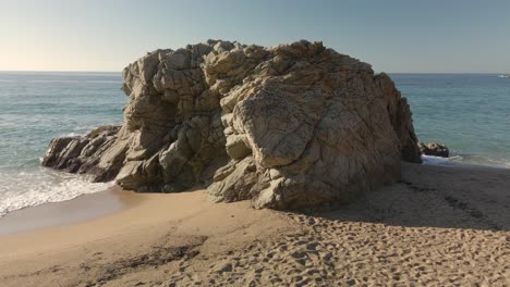 lloret de mar españa destino turístico paraíso playa cala canyelles rocas agua turquesa