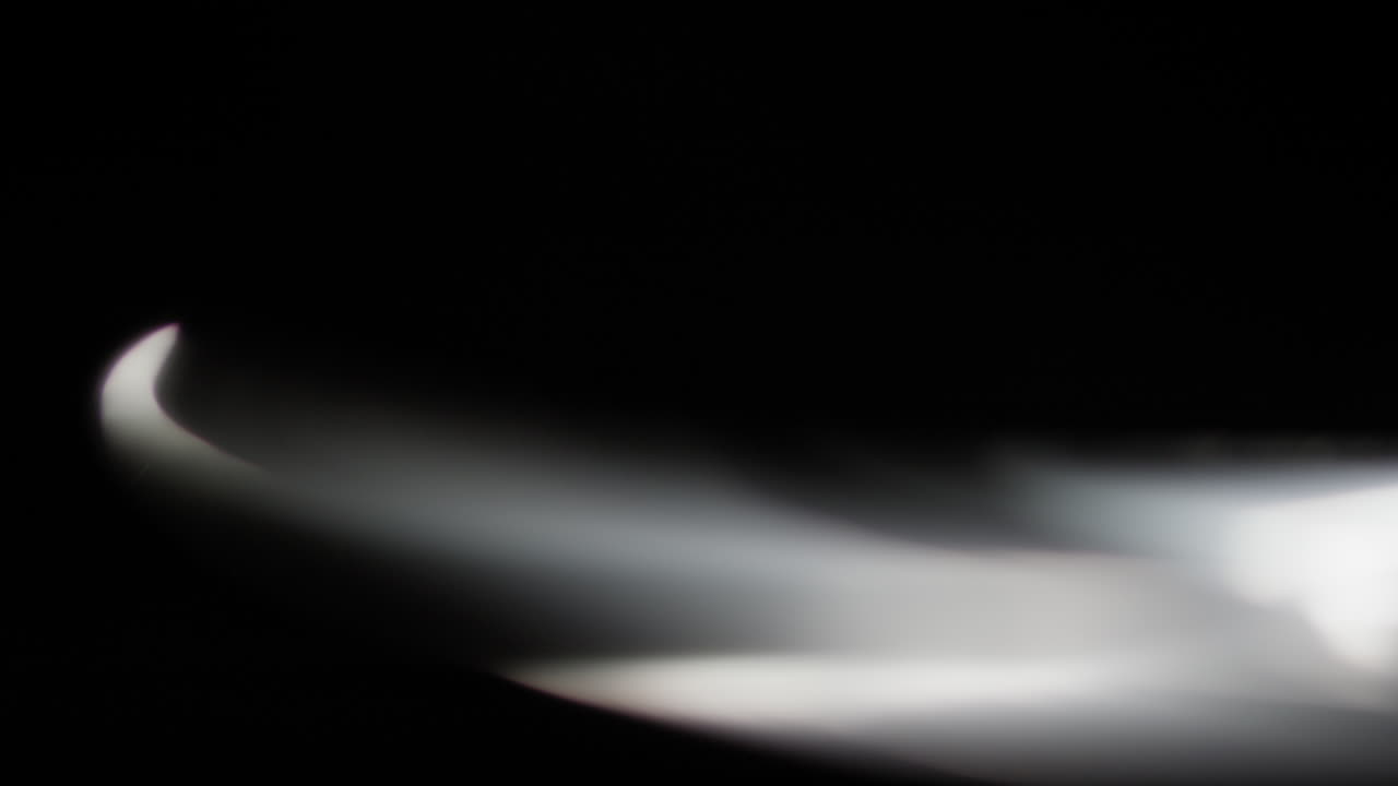 검은 바탕에 추상적인 밝은 줄무