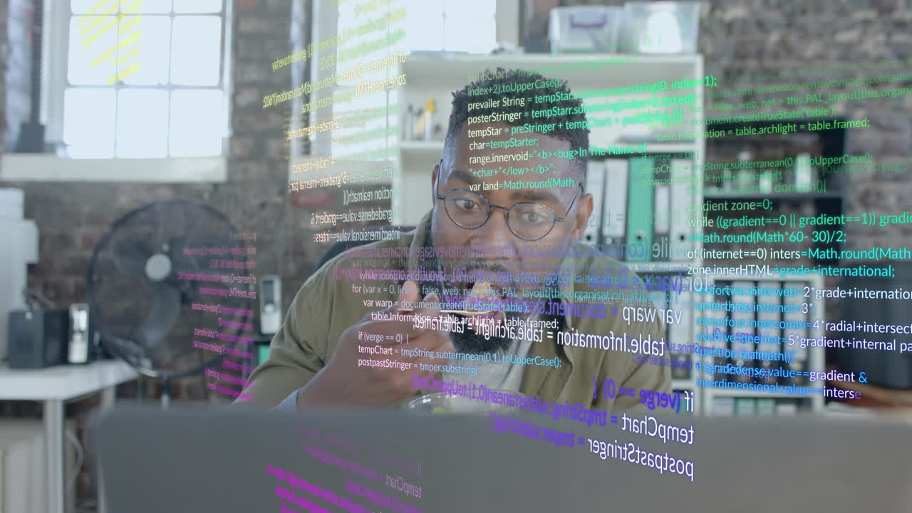 animación del procesamiento de datos sobre un hombre de negocios afroamericano almorzando en la oficina