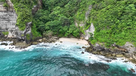 playa escondida de arena blanca y agua turquesa