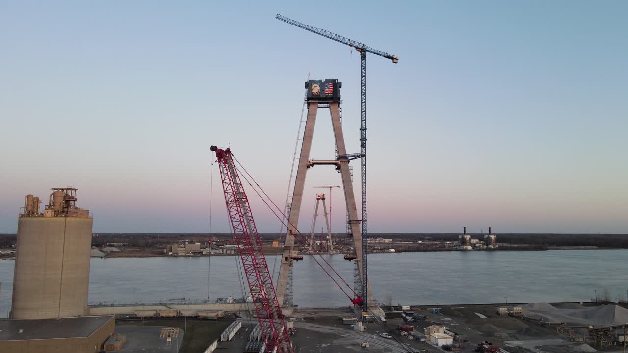 панорамный снимок обеих подвесных башен gordie howe brigde in line, американская сторона, детройт, штат мичиган