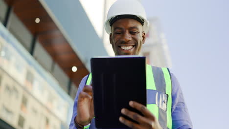 tableta, ingeniería y hombre feliz para la construcción