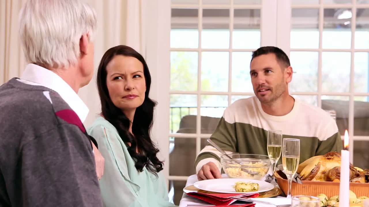 Familia que cena de Navidad junto