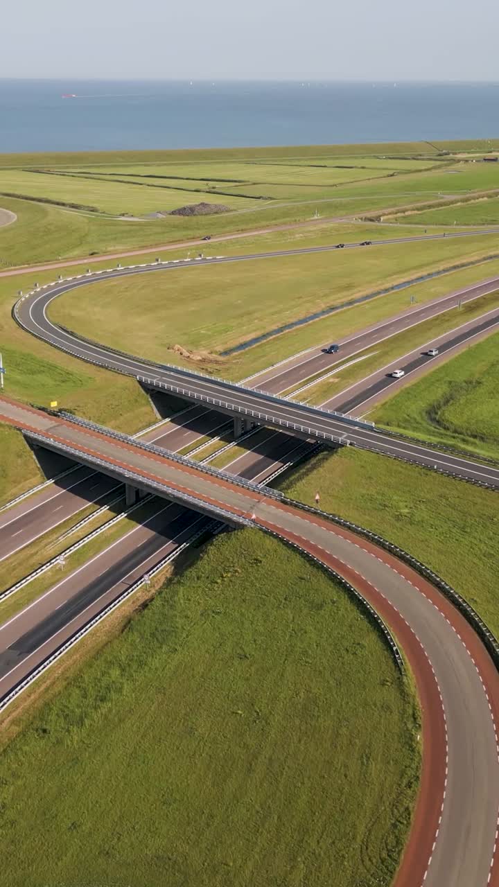 고속도로 교차로와 주변 풍경의 공중 사진