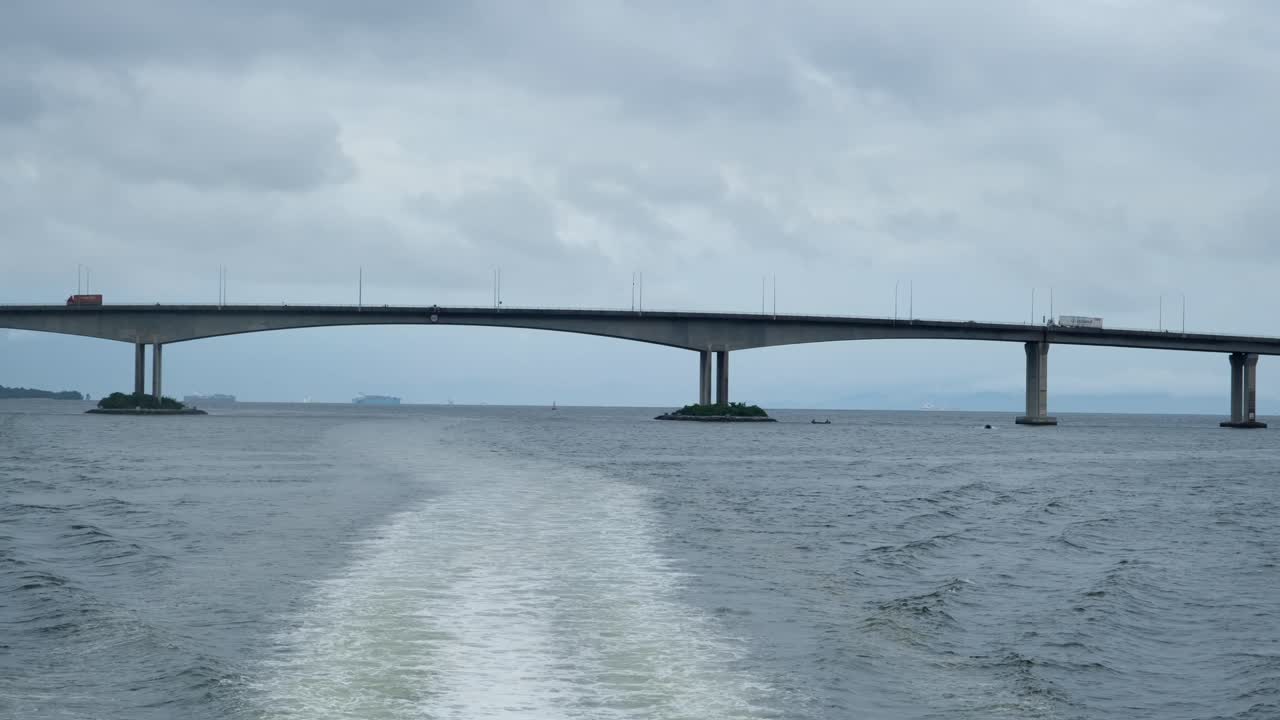 코즈웨이 다리는 싱가포르와 말레이시아의 조호르바루를 연결하며 조호르 해협을 가로지르고 교통이 비며 경치가 아름답습니다.