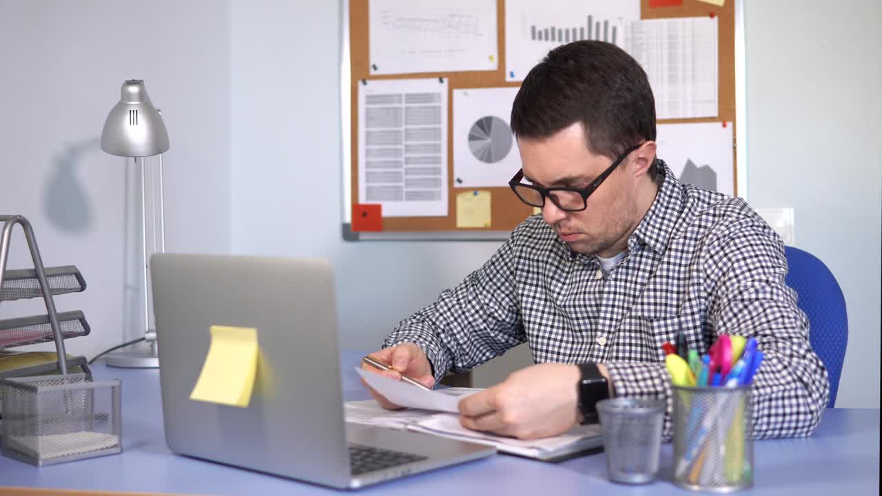 hombre trabajando en su escritorio