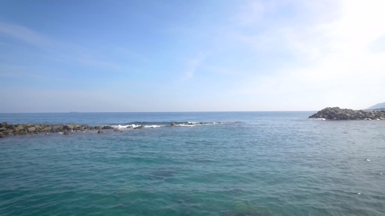 잔잔한 카리브해의 방파제 해안선의 드론 샷