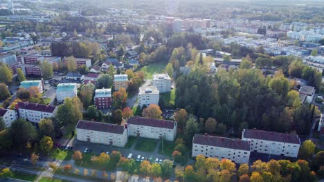 Vuelo-Aéreo-Sobre-Bloques-De-Apartamentos-De-Otoño-En-La-Ciudad-Escandinava,-Kerava