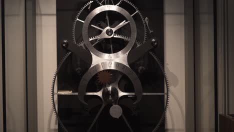 vista detallada de un complejo reloj mecánico