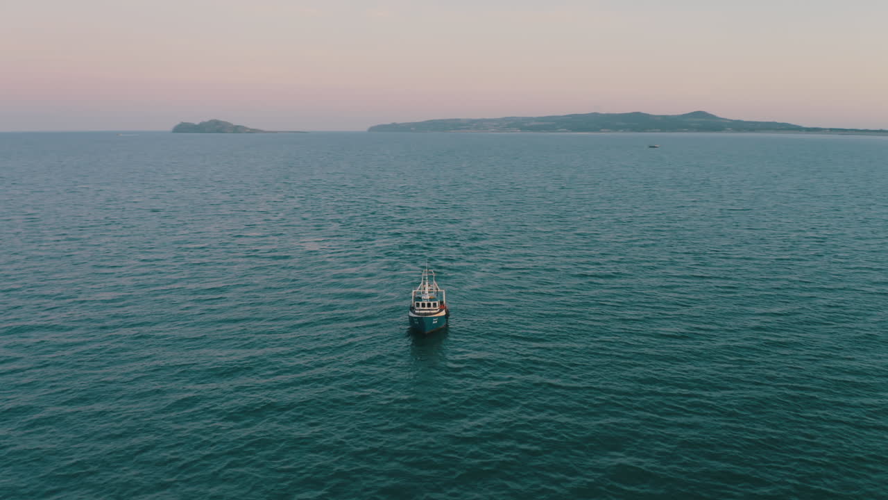 Cinemático aéreo 4K, barco de pesca con redes en el agua