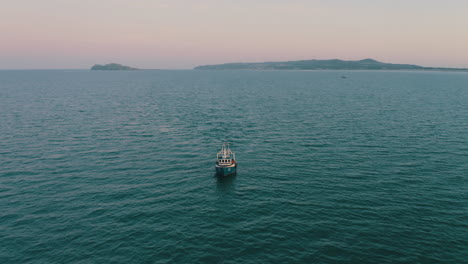 Antenne-4k-Film,-Fischerboot-Mit-Netzen-Im-Wasser