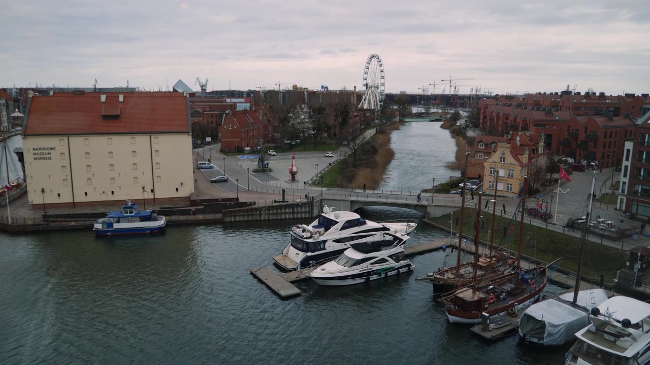 Museo Marittimo Nazionale e marina a Danzica, Polonia. Ripreso attraverso la finestra di un hotel.