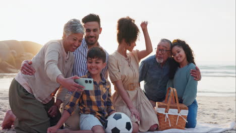 Familien-Selfie,-Strand-Oder-Glückliche-Kinder-In-Der-Natur