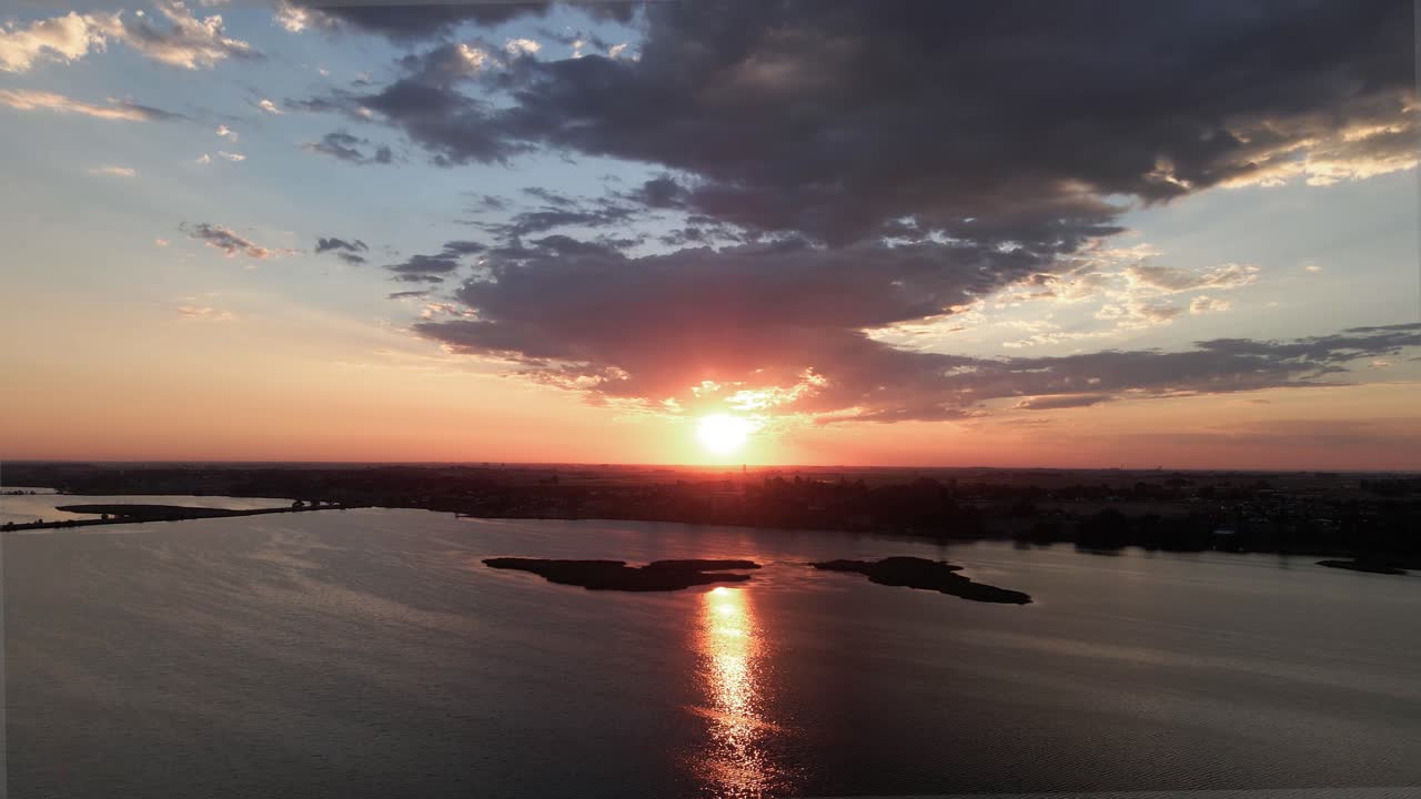 hermoso panorama del amanecer reflejándose en el lago moses, washington, desde el aire