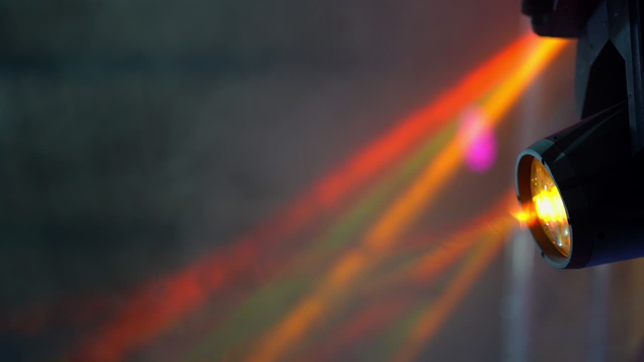 luz colorida dirigida en la escena concierto en el estadio en la fiesta de la noche, luz de caja abstracta multicolor para entretenerse, reflector en el espectáculo en el escenario, rayos de color rojo púrpura y naranja brillante en el evento