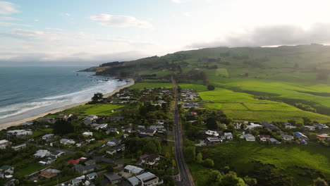 Costa-De-Karitane,-Sitio-Histórico-De-Huriawa,-Pequeño-Pueblo-Cerca-De-Dunedin,-Otago,-Isla-Del-Sur,-Nueva-Zelanda,-Aéreo