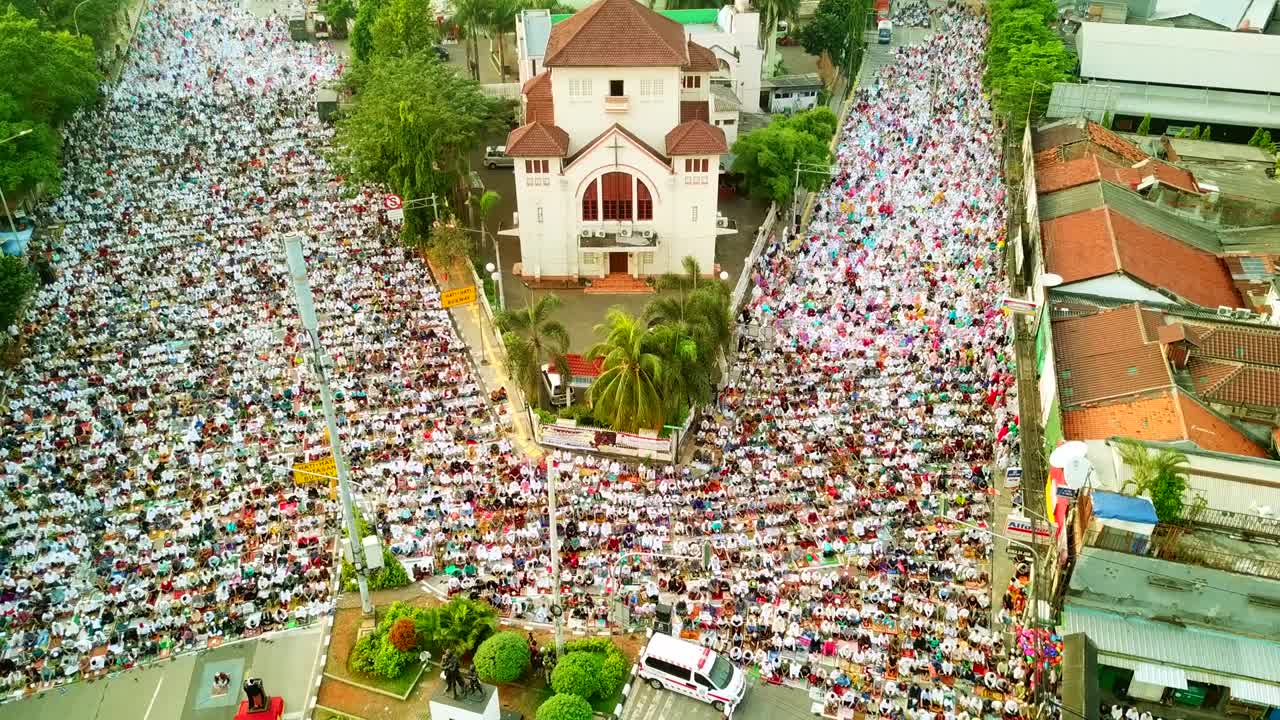 이슬람교도 들 이 이드 알 피트르 날 을 축하 하고 있다
