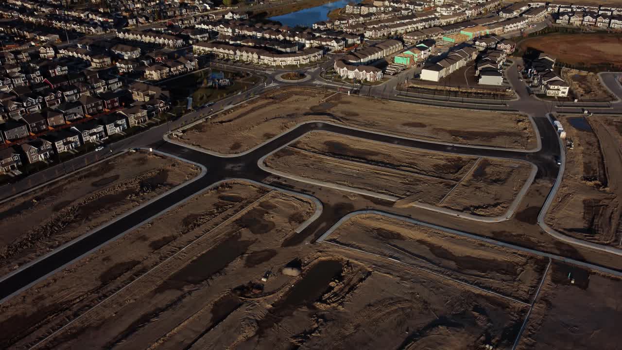 una toma reveladora de la comunidad de yorkville con el centro de calgary en el fondo