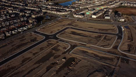 Eine-Aufschlussreiche-Aufnahme-Der-Gemeinde-Yorkville-Mit-Der-Innenstadt-Von-Calgary-Im-Hintergrund