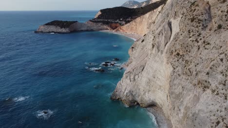 Emocionante-Vuelo-Junto-A-Los-Escarpados-Acantilados-De-La-Playa-De-Porto-Katsiki,-Lefkada