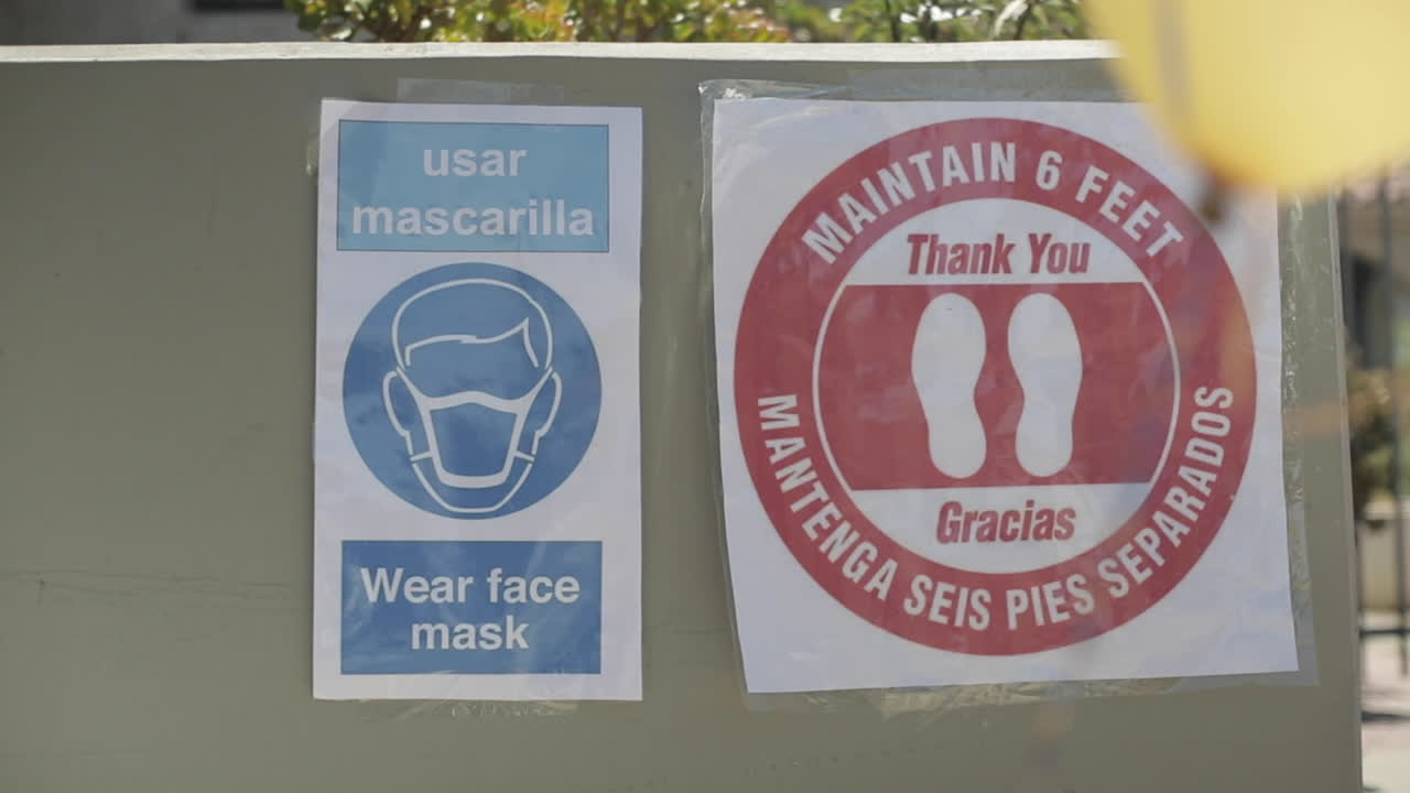signos de pandemia de coronavirus sobre distanciamiento social y máscaras fuera de la escuela