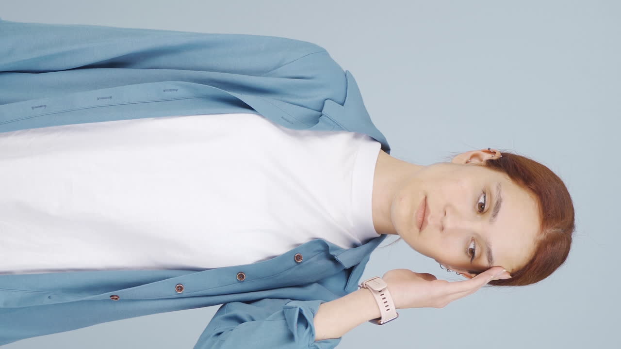 video vertical de una mujer experimentando mareos por movimientos repentinos.