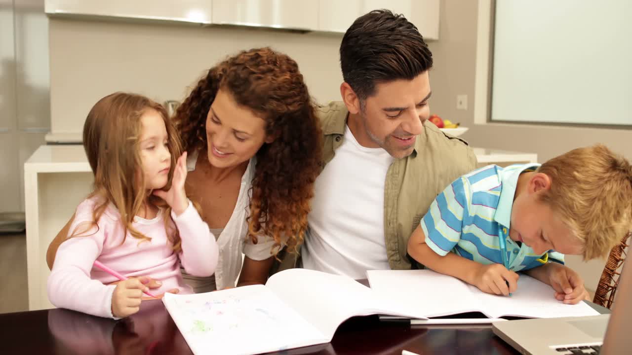 부모 와 함께 식탁 에서 그림 을 그리는 아이 들