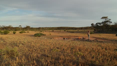 Plano-General-De-Un-Hermoso-Paisaje-Del-Interior-Con-Un-Auténtico-Estilo-Bosquimano-Acampando-En-Una-Llanura-Cubierta-De-Hierba