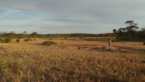 tiro ancho de un hermoso paisaje del interior con un auténtico botín de bosqueman acampando en una llanura cubierta de hierba