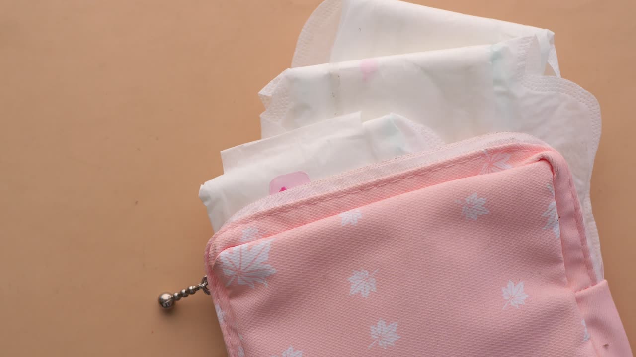 acercamiento de la almohadilla sanitaria en una mesa