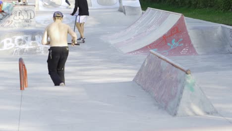 niños patinando y patinando en un parque de patinaje