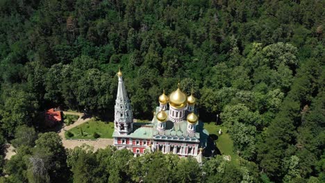 Gedächtnistempel-Der-Geburt-Christi,-Shipka-Gedächtniskirche-Durch-Grünen-Wald-In-Bulgarien