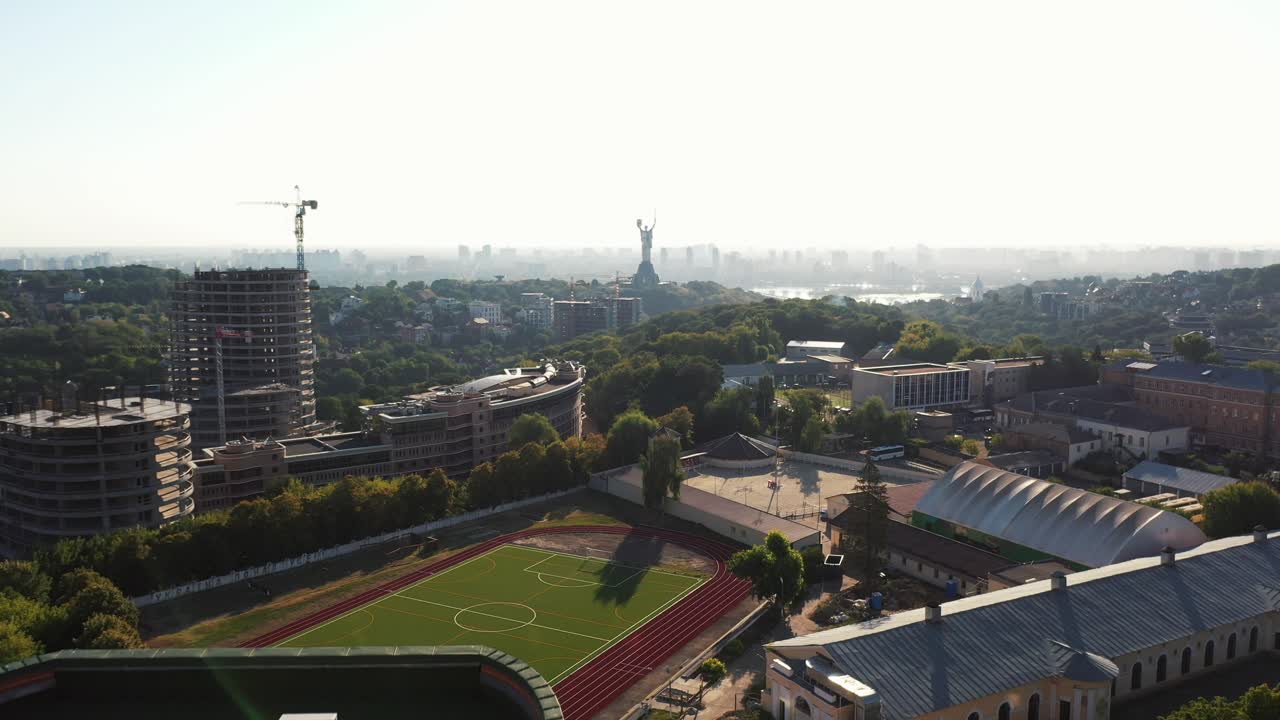 건설 및 스포츠 단지와 함께 도시 풍경 공중 사진