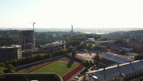 vista aérea del paisaje urbano con construcción y complejo deportivo