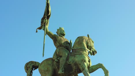 Statue-Of-Godfrey-Of-Bouillon-Against-Blue-Sky---Bronze-Equestrian-Sculpture-At-Place-Royale-In-Brussels,-Belgium