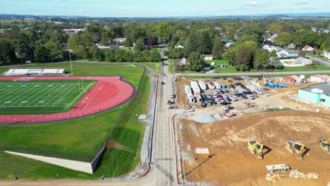 Vista-Aérea-Por-Drones-De-Un-Sitio-De-Construcción-En-Una-Escuela