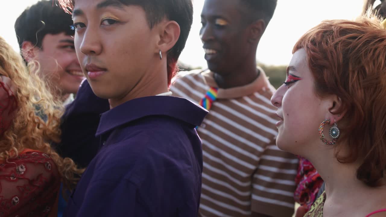 축제 행사에서 야외에서 춤을 추는 행복한 젊은이들 - 파티 및 엔터테인먼트 컨셉