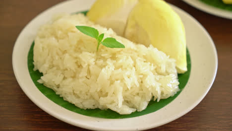 Durian-Con-Arroz-Pegajoso---Cáscara-Dulce-De-Durian-Con-Frijol-Amarillo,-Arroz-Durian-Maduro-Cocinado-Con-Leche-De-Coco---Postre-Tailandés-Asiático-Comida-De-Frutas-Tropicales-De-Verano-7