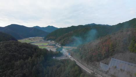 volando sobre un camino de montaña brumoso en japón