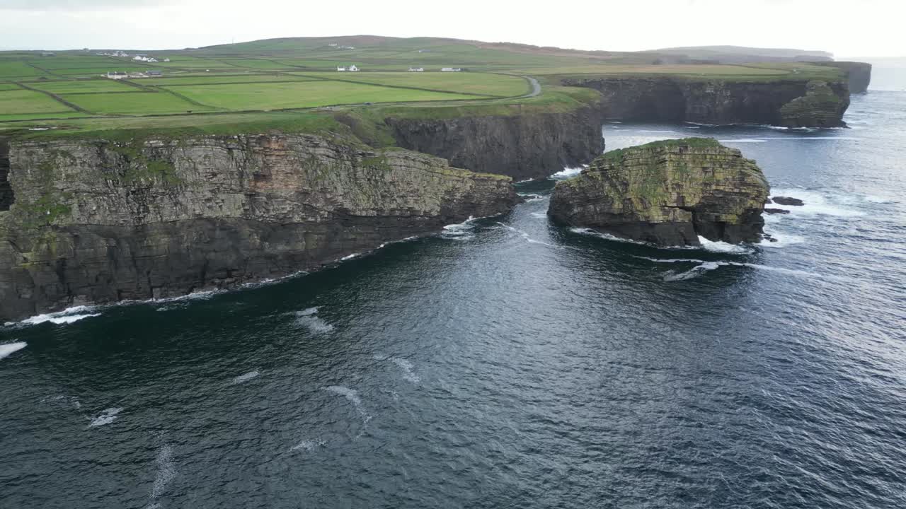 costa irlandesa con los altos acantilados de kilkee, irlanda