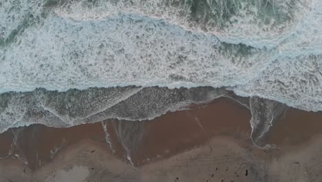 Olas-Tranquilas-Rompiendo-En-La-Playa-Tiro-De-Drones