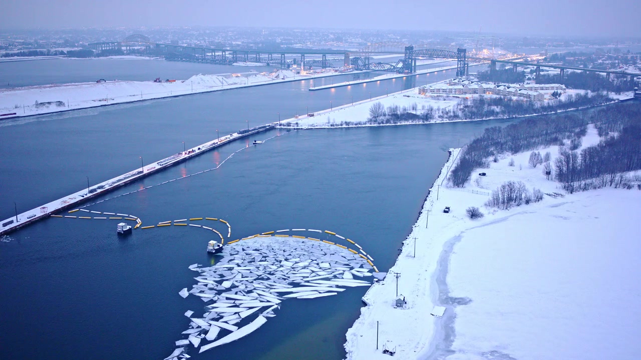 Riprese panoramiche con drone della natura selvaggia invernale vicino alle chiuse di Soo