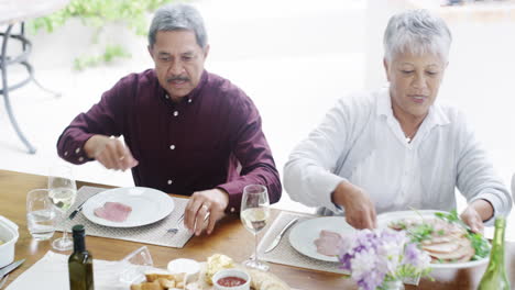 la abuela siempre está cocinando un banquete.