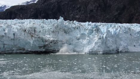 desprendimiento del glaciar margerie con un enorme trozo de hielo cayendo, parque nacional de la bahía de los glaciares - preservar, sureste de alaska