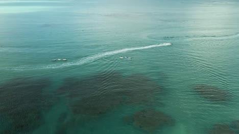 Luquillo-Puerto-Rico-Jet-Skiers-En-El-Agua---Kiosko-De-Luquillo-Playa-Fortuna-Vuelo-Aéreo-Sobre-La-Puesta-De-Sol-Día-Nublado-4k60p