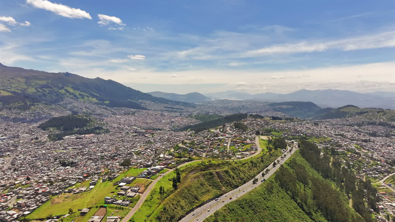 Ripresa aerea frontale Autostrada Quito Ecuador Cielo blu Linea Ecuador