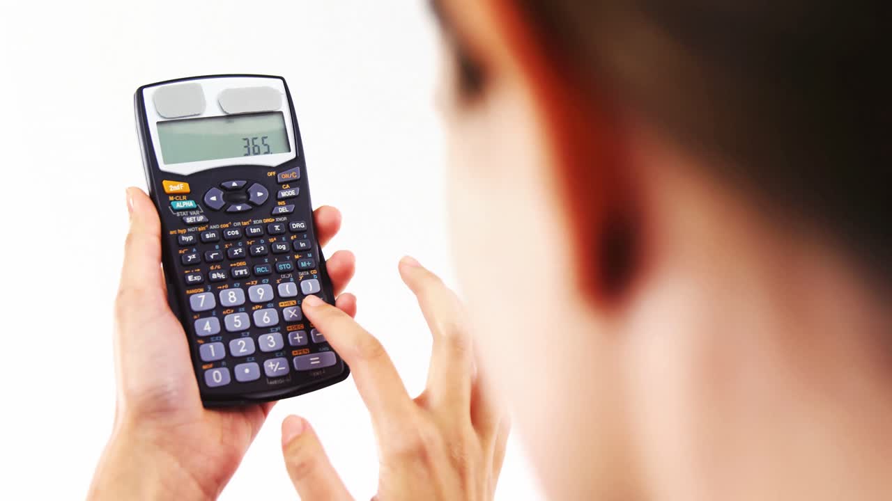 mujer de negocios usando una calculadora