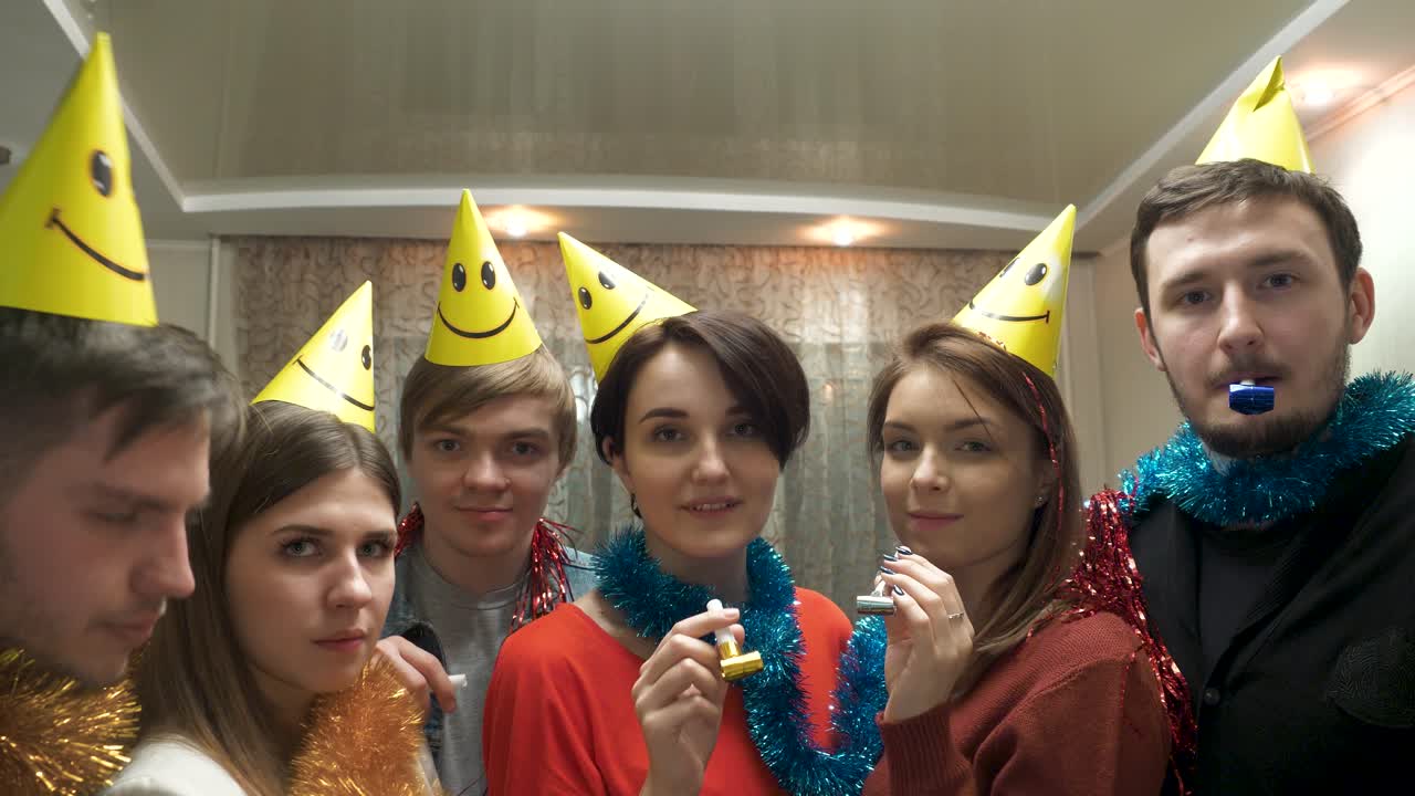 친구 들 이 파티 를 열고 있다